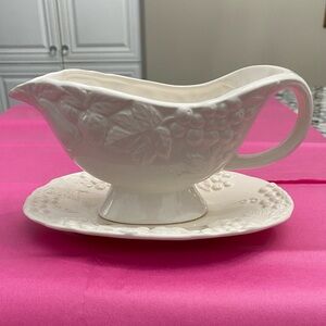 VINTAGE CREAM COLOURED CERAMIC GRAVY BOAT AND MATCHING SAUCER
